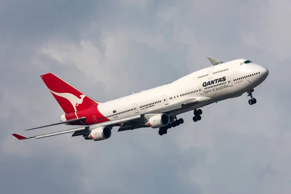 Melbourne, Avustralya - 28 Eylül 2011: Qantas Boeing 747-438 / ER VH-OEH Melbourne Uluslararası Havaalanına iniyor.