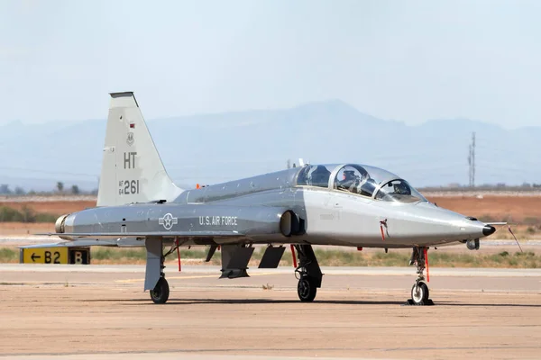 Phoenix, Arizona, ABD - 13 Mayıs 2013: ABD Hava Kuvvetleri (USAF) Northrop T-38 Talon Talon jet eğitim uçağı Arizona Phoenix-Mesa Havaalanı Holloman Hava Üssü 'nden.