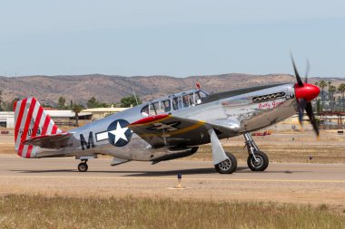 El Cajon, California, ABD - 3 Mayıs 2013: Kuzey Amerika tp-51c Mustang Betty Jane taksileri Gillespie Field 'da Collings Vakfı Özgürlük Kanatları Turu kapsamında.