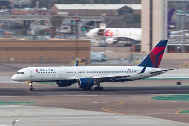 San Diego, California, ABD - 30 Nisan 2013: Delta Hava Yolları Boeing 757-232 N663DN San Diego Uluslararası Havaalanına varıyor.