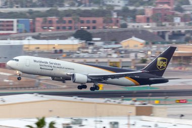 San Diego, California, ABD - 30 Nisan 2013: Birleşik Paket Servisi (UPS) Boeing 767-34AF / ER N331UP San Diego Uluslararası Havaalanından ayrılıyor. 