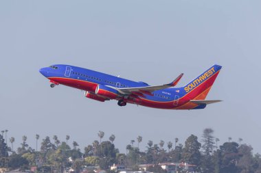 San Diego, California, ABD - 30 Nisan 2013: Southwest Airlines Boeing 737-7H4 N237WN San Diego Uluslararası Havaalanından ayrılıyor.