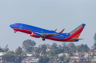 San Diego, California, ABD - 30 Nisan 2013: Southwest Airlines Boeing 737-7H4 N948WN San Diego Uluslararası Havaalanından ayrılıyor.