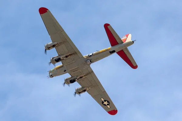 2013年5月3日 ボーイングB 17G第二次世界大戦中の爆撃機 英語版 第二次世界大戦中の爆撃機 英語版 Gillespie Field上空 Colings Foundation — ストック写真