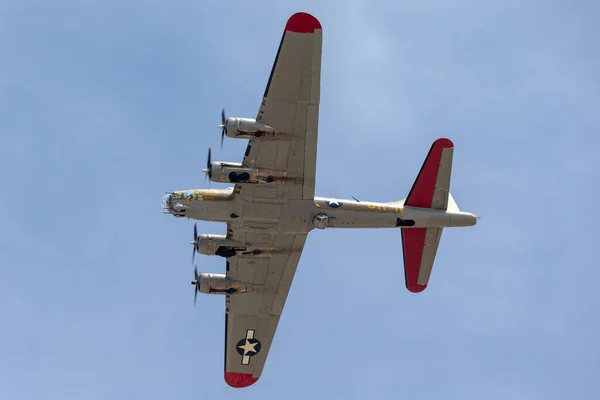 2013年5月3日 ボーイングB 17G第二次世界大戦中の爆撃機 英語版 第二次世界大戦中の爆撃機 英語版 Gillespie Field上空 Colings Foundation — ストック写真