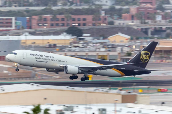 San Diego, California, ABD - 30 Nisan 2013: Birleşik Paket Servisi (UPS) Boeing 767-34AF / ER N331UP San Diego Uluslararası Havaalanından ayrılıyor. 