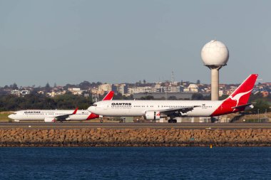 Sydney, Avustralya - 9 Ekim 2013: Qantas Boeing 767 uçağı Sydney Havalimanı pistinde.