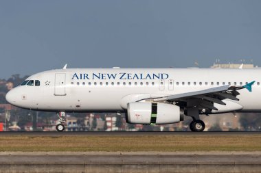 Sydney, Avustralya - 7 Ekim 2013: Air New Zealand Airbus A320 çift motorlu ticari uçak Sydney Havaalanı 'ndan kalkıyor.
