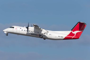 Sydney, Avustralya - 7 Ekim 2013: QantasLink (Doğu Avustralya Havayolları) de Havilland Canada Dash 8 çift motorlu turboprop bölgesel uçak Sydney Havaalanı 'ndan kalkıyor..