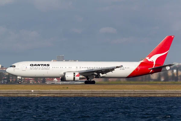 Sydney Austrália Outubro 2013 Qantas Boeing 767 Pouso Avião Aeroporto — Fotografia de Stock