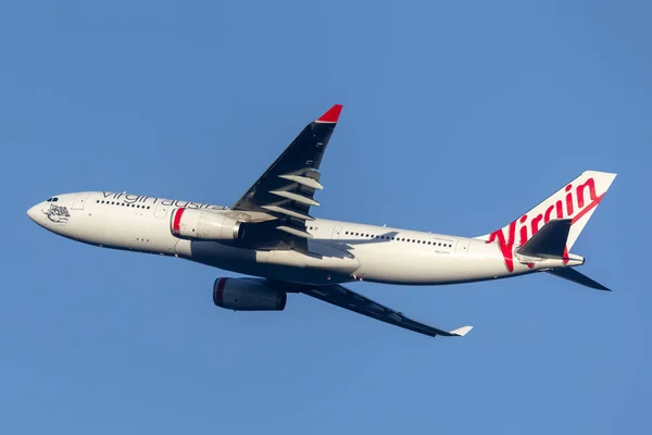 澳大利亚悉尼 2013年10月7日 维尔京航空公司A330大型商业客机从悉尼机场起飞 — 图库照片