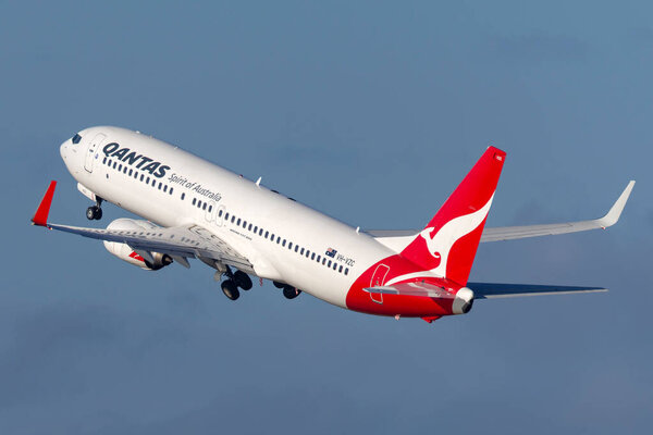  Сидней, Австралия - 7 октября 2013 г.: коммерческий авиалайнер Qantas Boeing 737 взлетает из аэропорта Сиднея
.