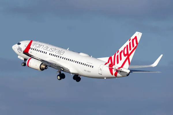 Sydney, Avustralya - 7 Ekim 2013: Virgin Australia Havayolları Boeing 737 Sydney Havaalanına iniş yaptı.