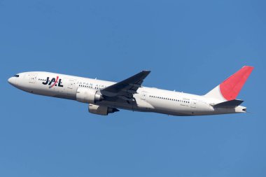 Sydney, Avustralya - 7 Ekim 2013: Japon Havayolları Boeing 777 büyük ticari uçak Sydney Havaalanı 'ndan kalkışa geçti.