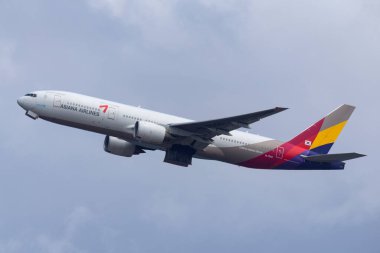 Sydney, Avustralya - 7 Ekim 2013: Asiana Havayolları Boeing 777 büyük çift motorlu ticari uçak Sydney Havaalanı 'ndan kalkıyor.
