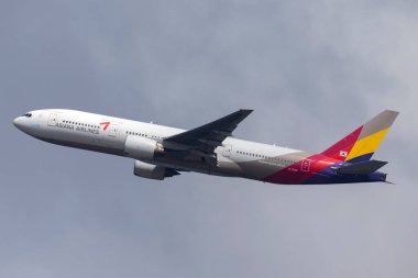 Sydney, Avustralya - 7 Ekim 2013: Asiana Havayolları Boeing 777 büyük çift motorlu ticari uçak Sydney Havaalanı 'ndan kalkıyor.