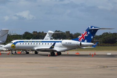 Sydney, Avustralya - 7 Ekim 2013: Clive Palmer ve Palmer United Party tarafından işletilen Bombardier Global 6000 özel jet uçağı.