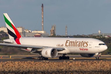 Sydney, Avustralya - 7 Ekim 2013: Emirates Kargo Boeing 777 kargo uçağı Sydney Havaalanı 'na indikten sonra pistte.