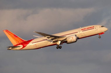 Sydney, Avustralya - 7 Ekim 2013: Air India Boeing 787-8 Dreamliner VT-ANL Sydney Uluslararası Havaalanından havalanıyor.