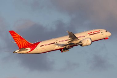 Sydney, Avustralya - 7 Ekim 2013: Air India Boeing 787-8 Dreamliner VT-ANL Sydney Uluslararası Havaalanından havalanıyor.