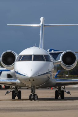 Sydney, Avustralya - 8 Ekim 2013: Royal Australian Air Force (RAAF) Bombacı Challenger 604 VIP uçağı 34 filo tarafından Canberra 'daki Fairbairn Savunma Kuruluşu' nda kullanıldı..