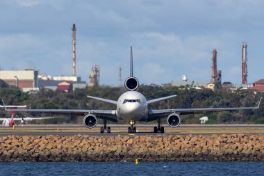 Sydney, Avustralya - 8 Ekim 2013: United Parcel Service (UPS) McDonnell Douglas Sydney Havaalanı 'ndaki MD-11F kargo uçağı.