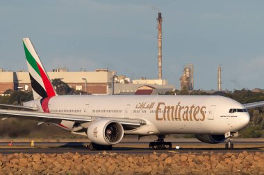 Sydney, Avustralya - 8 Ekim 2013: Emirates Boeing 777 uçağı Sydney Havaalanı 'na indikten sonra pistte..