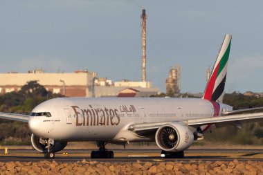 Sydney, Avustralya - 8 Ekim 2013: Emirates Boeing 777 uçağı Sydney Havaalanı 'na indikten sonra pistte..