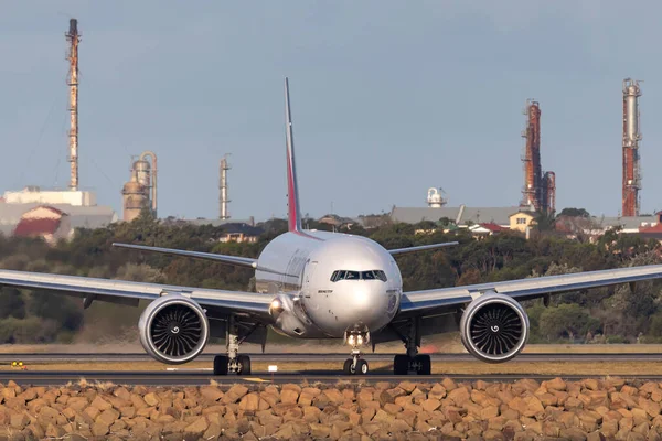澳大利亚悉尼 2013年10月7日 阿联酋货机波音777货机在悉尼机场着陆后停在跑道上 — 图库照片