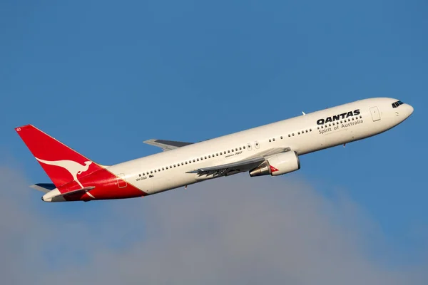 Sydney Austrália Outubro 2013 Avião Qantas Boeing 767 Decolando Aeroporto — Fotografia de Stock