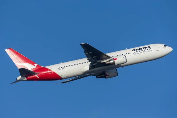 Сидней Австралия Октября 2013 Самолет Qantas Boeing 767 Взлетает Аэропорта Стоковое Изображение