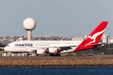  Sydney, Avustralya - 9 Ekim 2013: Qantas Airbus A380 Sydney Havaalanı 'nda dört motorlu yolcu uçağı.