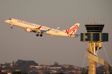 Sydney, Avustralya - 9 Ekim 2013: Virgin Australia Airlines Embraer E-190 çift motorlu bölgesel jet uçağı Sydney Havaalanı 'na indi..