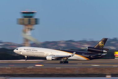Sydney, Avustralya - 9 Ekim 2013: United Parcel Service (UPS) McDonnell Douglas MD-11F kargo uçağı gün batımından hemen sonra Sydney Havaalanı 'ndan havalanacak.. 