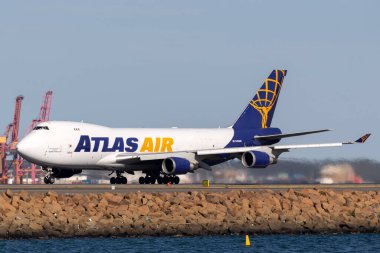 Sydney, Avustralya - 10 Ekim 2013: Atlas Air Boeing 747 kargo uçağı Sydney Havaalanında.
