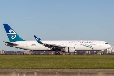 Sydney, Avustralya - 5 Mayıs 2014: Air New Zealand Boeing 767 uçağı Sydney havaalanına indi. 