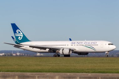 Sydney, Avustralya - 5 Mayıs 2014: Air New Zealand Boeing 767 uçağı Sydney havaalanına indi. 