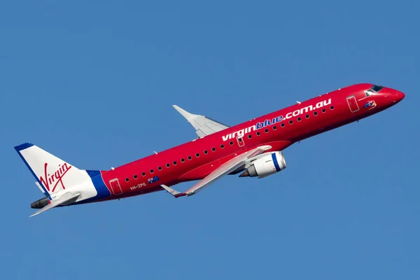 澳大利亚悉尼 2013年10月9日 Virgin Blue Airlines Embraer 190双引擎区域喷气式客机从悉尼机场起飞 — 图库照片