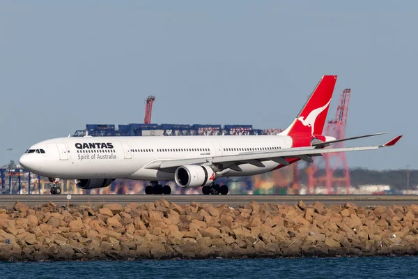 Сидней Австралия Октября 2013 Крупный Пассажирский Лайнер Qantas Airbus A330 — стоковое фото