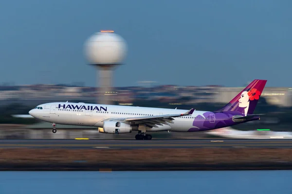Sydney, Avustralya - 10 Ekim 2013: Hawaii Havayolları Airbus A330 Honolulu 'dan kalkan bir uçaktan sonra Sydney Havaalanı' nda..