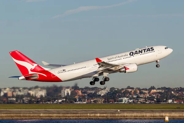 Sydney Austrália Maio 2014 Aeronaves Qantas Airbus A330 Decolando Aeroporto — Fotografia de Stock