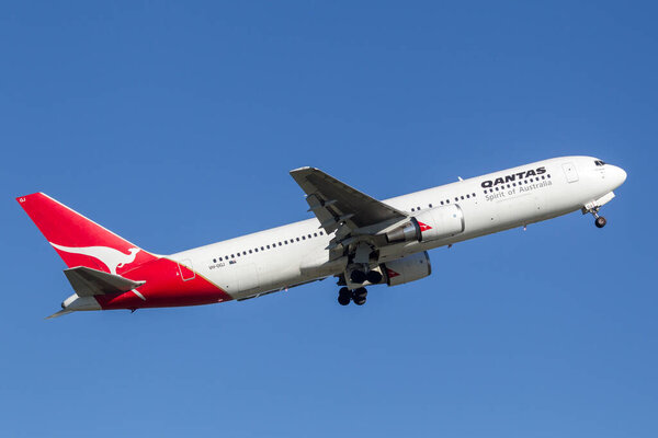 Сидней, Австралия - 5 мая 2014 года: Самолет Qantas Boeing 767 взлетает из аэропорта Сиднея
. 