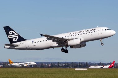 Sydney, Avustralya - 5 Mayıs 2014: Air New Zealand Airbus A320 Sydney Havaalanı 'ndan kalkıyor. 