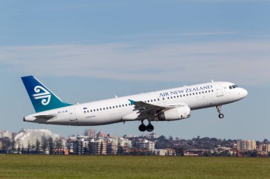 Sydney, Avustralya - 5 Mayıs 2014: Air New Zealand Airbus A320 Sydney Havaalanı 'ndan kalkıyor. 