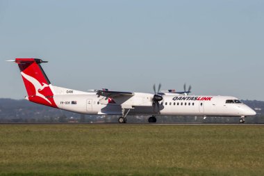 Sydney, Avustralya - 6 Mayıs 2014: QantasLink (Qantas) deHavilland DHC-8 (Dash 8) Sydney Havaalanı 'nda çift motorlu bölgesel uçak. 