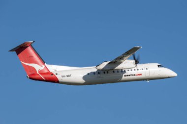 Sydney, Avustralya - 6 Mayıs 2014: QantasLink (Qantas) deHavilland DHC-8 (Dash 8) çift motorlu bölgesel uçak Sydney Havaalanı 'ndan ayrılıyor. 