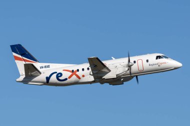 Sydney, Avustralya - 5 Mayıs 2014: REX (Regional Express Airlines) Saab 340 çift motorlu bölgesel banliyö uçağı Sydney Havaalanı 'ndan kalkıyor. 