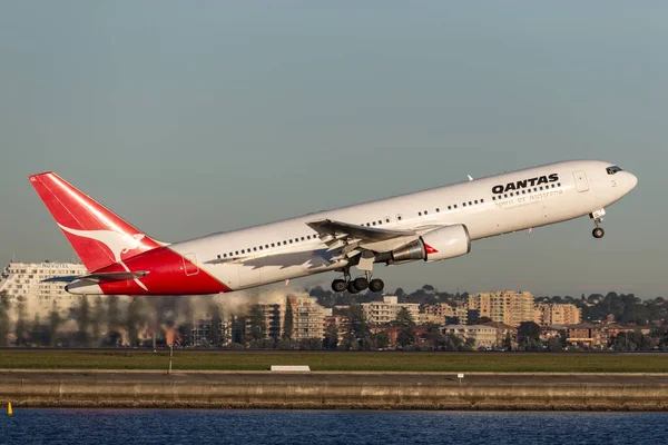 Sydney Austrália Maio 2014 Avião Qantas Boeing 767 Decolando Aeroporto — Fotografia de Stock
