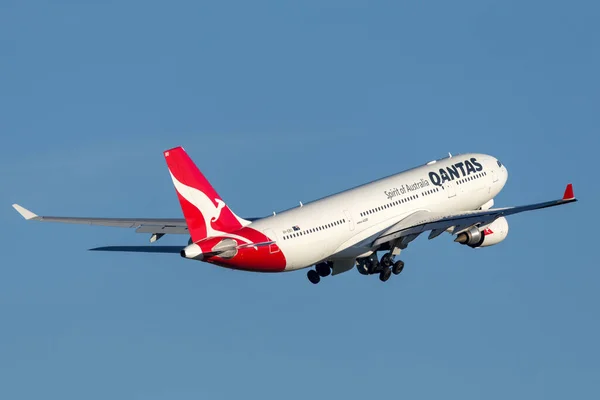 Sydney Austrália Maio 2014 Aeronaves Qantas Airbus A330 Decolando Aeroporto — Fotografia de Stock