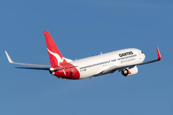 Сидней, Австралия - 5 мая 2014 г.: Самолеты Qantas Boeing 737-800 вылетают из аэропорта Сиднея
. 